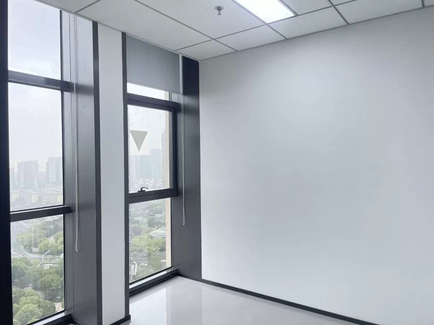 海曙海关大厦120平朝向西南办公室出租，两个独立办公隔间，可配全套办公家具