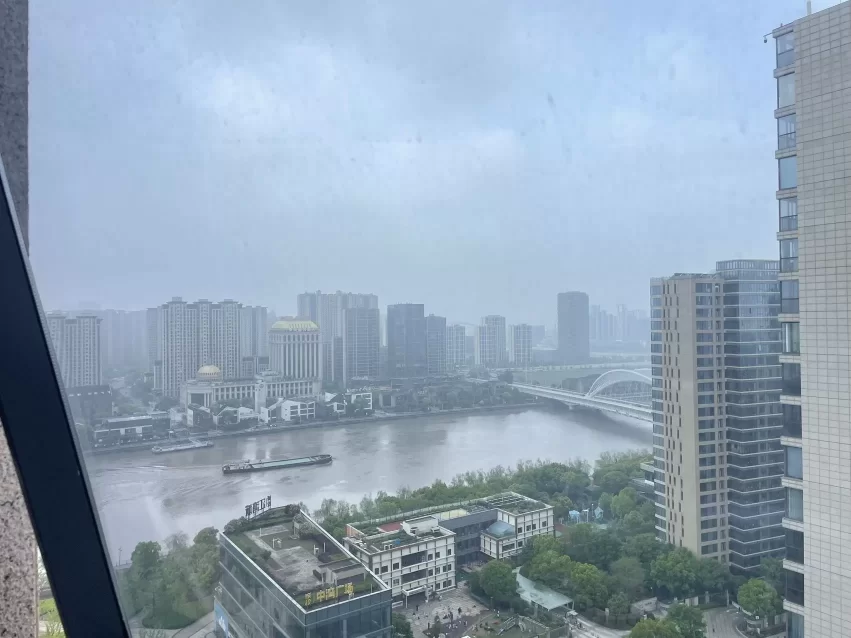 海曙海关大厦120平朝向西南办公室出租，两个独立办公隔间，可配全套办公家具