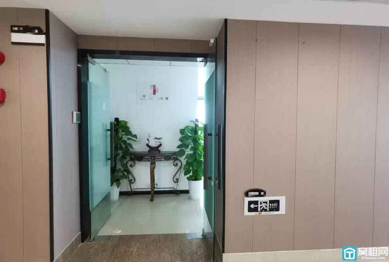 宁波万达广场附近麒麟大厦：精装65平、带1隔间，特惠2700月