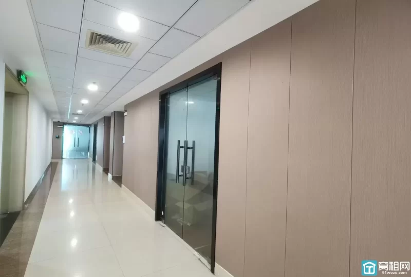 宁波万达广场附近麒麟大厦：精装65平、带1隔间，特惠2700月