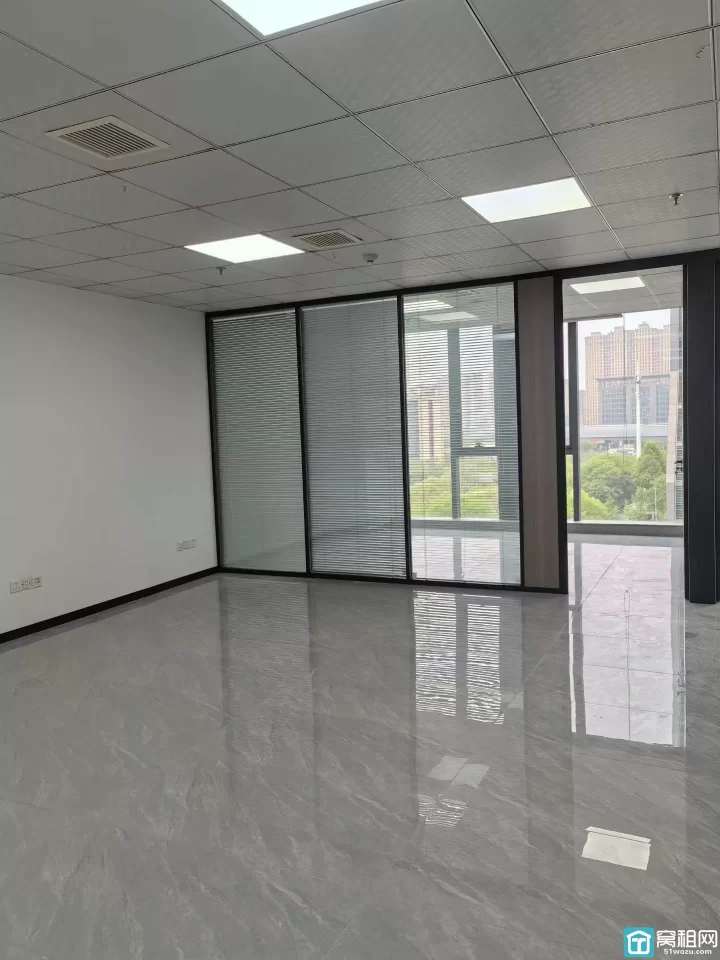 宁波鄞州区恒业大厦160平米，朝南，两个隔间可配家具，全新装修