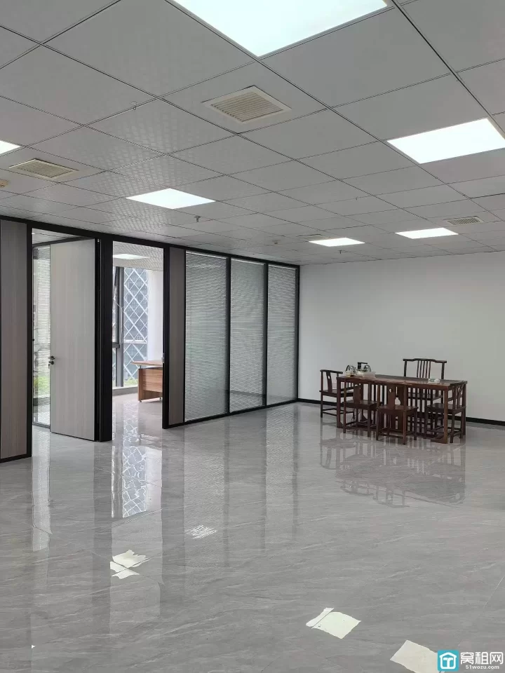 宁波鄞州区恒业大厦160平米，朝南，两个隔间可配家具，全新装修