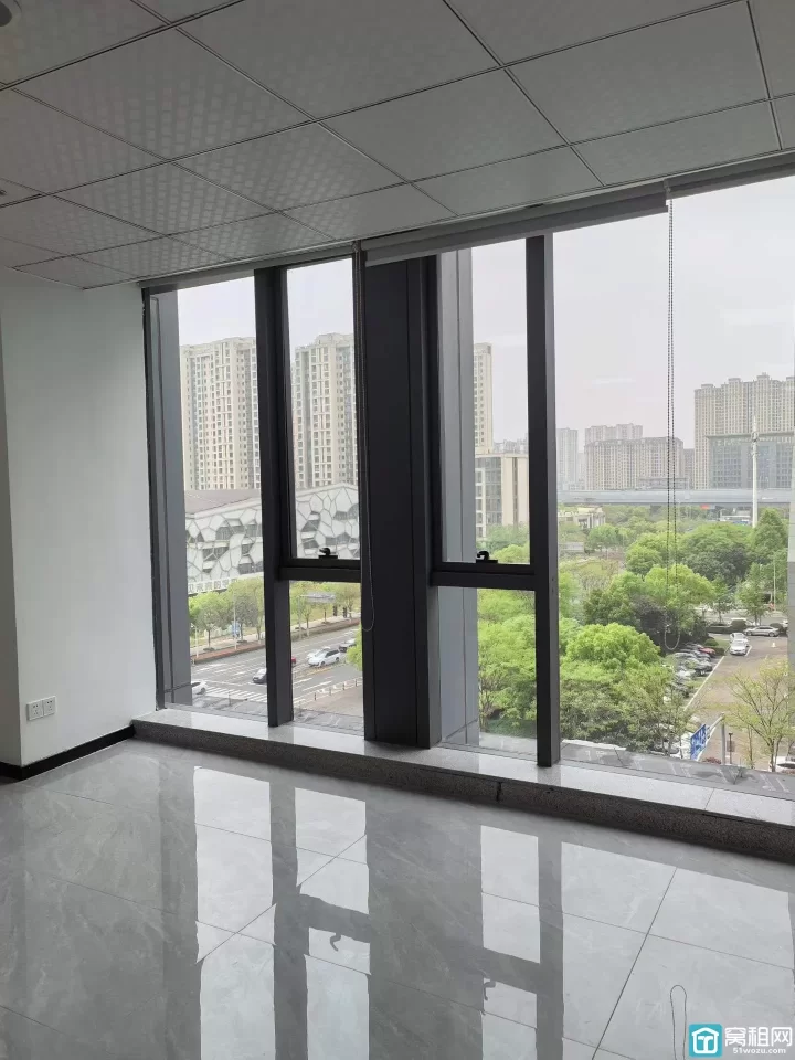 宁波鄞州区恒业大厦160平米，朝南，两个隔间可配家具，全新装修