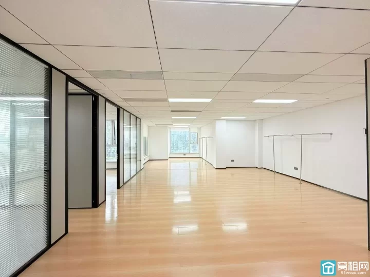 宁波前程国际大厦出租180平双面采光，目前两个隔间，可增加隔间