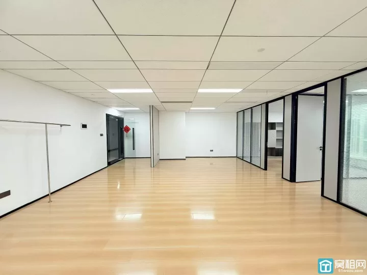 宁波前程国际大厦出租180平双面采光，目前两个隔间，可增加隔间