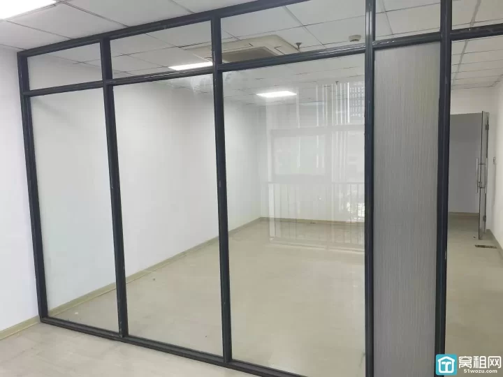 宁波博纳大厦72平 精装带隔间 朝南全落地窗 户型方正写字楼出租