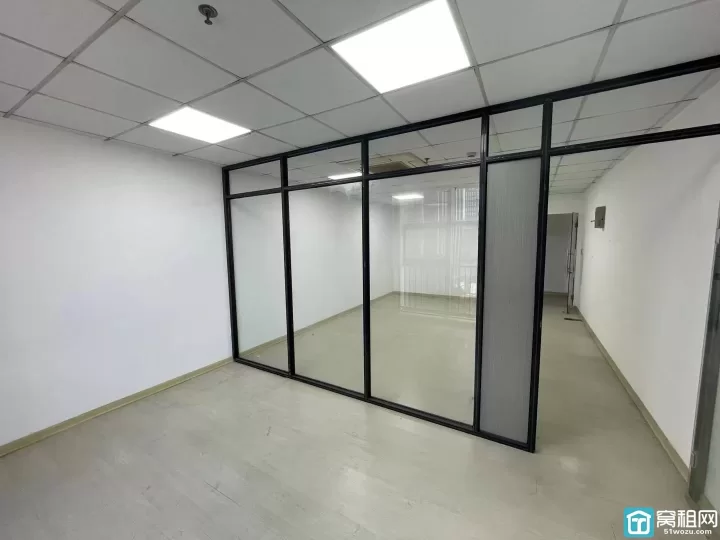 宁波博纳大厦72平 精装带隔间 朝南全落地窗 户型方正写字楼出租