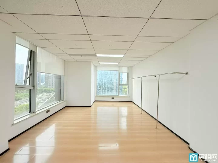 宁波前程国际大厦出租180平双面采光，目前两个隔间，可增加隔间