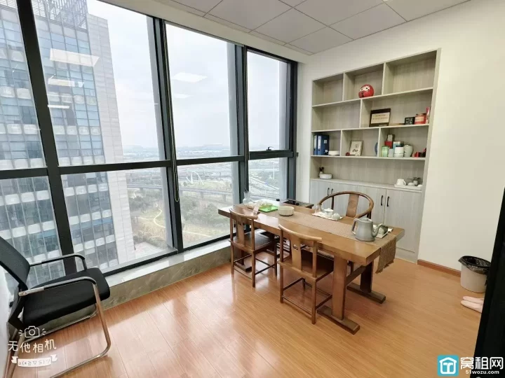 江北地铁口盛悦大厦68平方，精装修，朝南，电梯口位置，一个隔间，带家具，随时看房