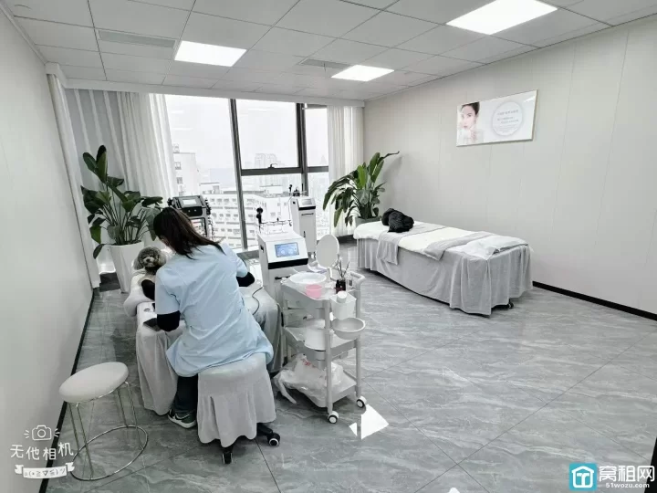 海曙天一广场银亿环球中心345平方.精装.西南北.三面采光.带10个隔间出租