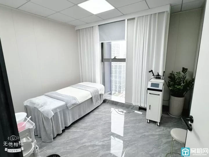 海曙天一广场银亿环球中心345平方.精装.西南北.三面采光.带10个隔间出租