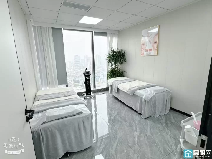 海曙天一广场银亿环球中心345平方.精装.西南北.三面采光.带10个隔间出租