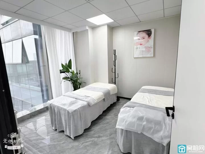 海曙天一广场银亿环球中心345平方.精装.西南北.三面采光.带10个隔间出租