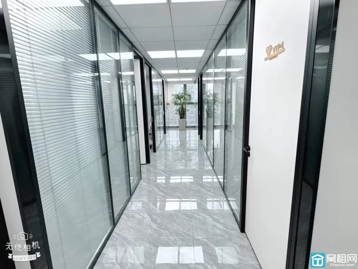 海曙天一广场银亿环球中心345平方.精装.西南北.三面采光.带10个隔间出租