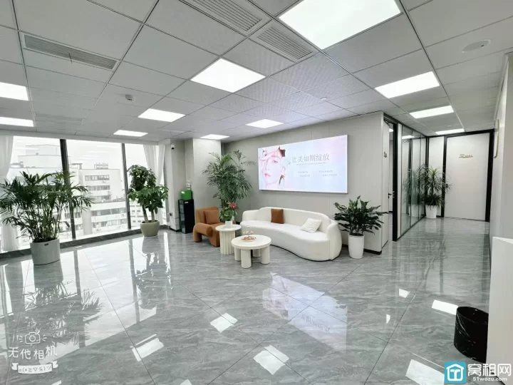 海曙天一广场银亿环球中心345平方.精装.西南北.三面采光.带10个隔间出租