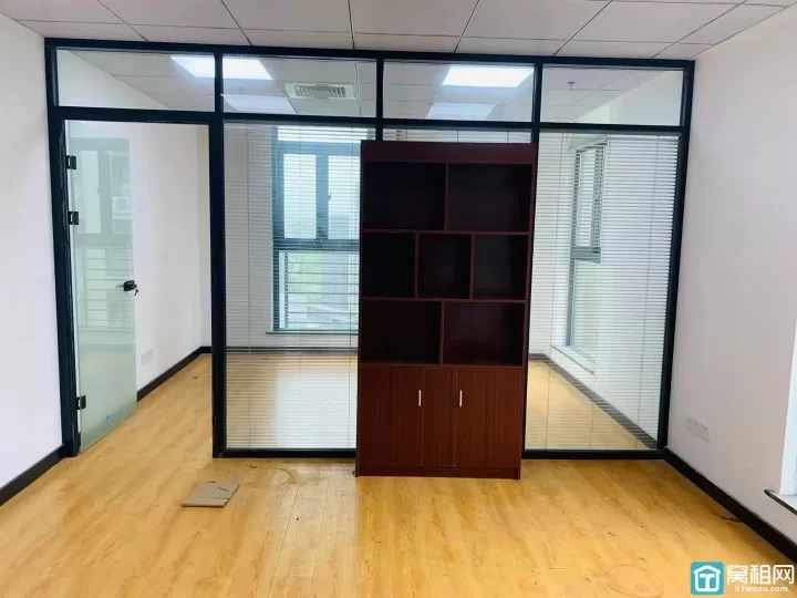 高新区翡翠湾办公室出租，60平双面采光一个隔间，特价1800元/月