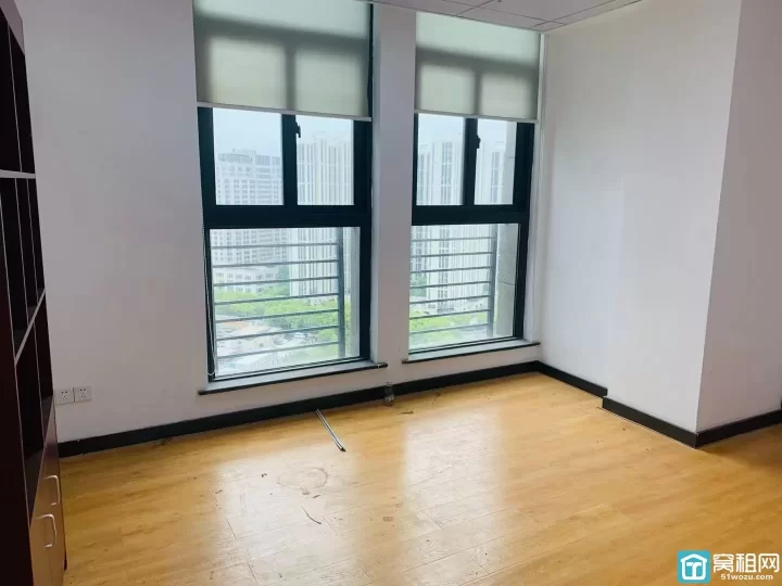 高新区翡翠湾办公室出租，60平双面采光一个隔间，特价1800元/月