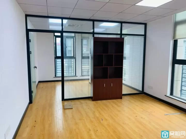 高新区翡翠湾办公室出租，60平双面采光一个隔间，特价1800元/月