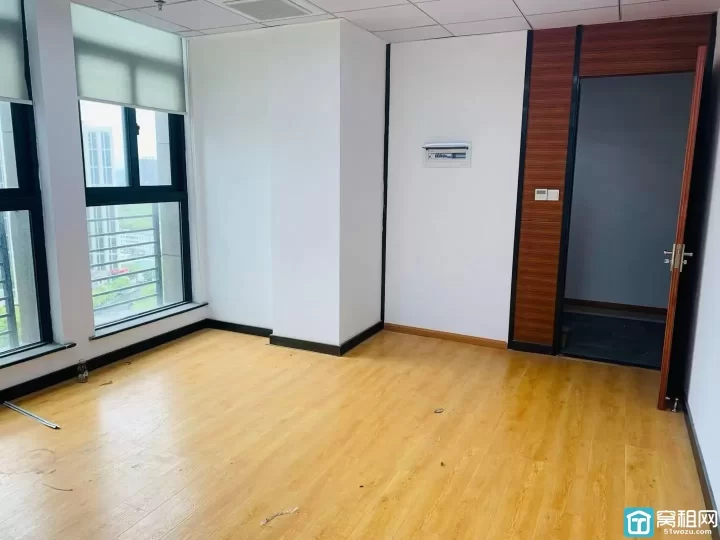 高新区翡翠湾办公室出租，60平双面采光一个隔间，特价1800元/月