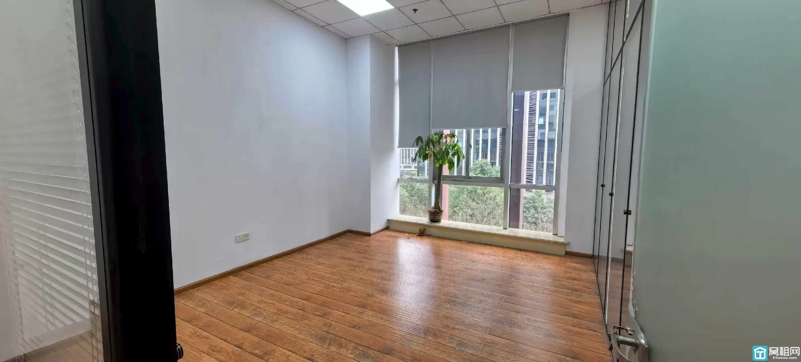 宁波东部新城新府银座1号楼西南朝向写字楼 160平 特价出租