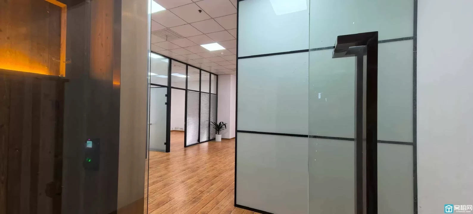 宁波东部新城新府银座1号楼西南朝向写字楼 160平 特价出租