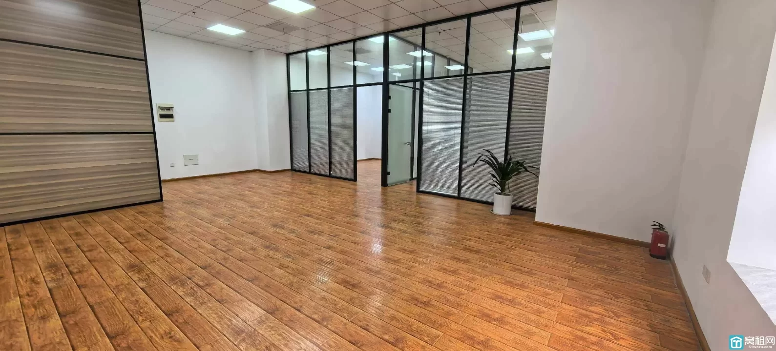 宁波东部新城新府银座1号楼西南朝向写字楼 160平 特价出租