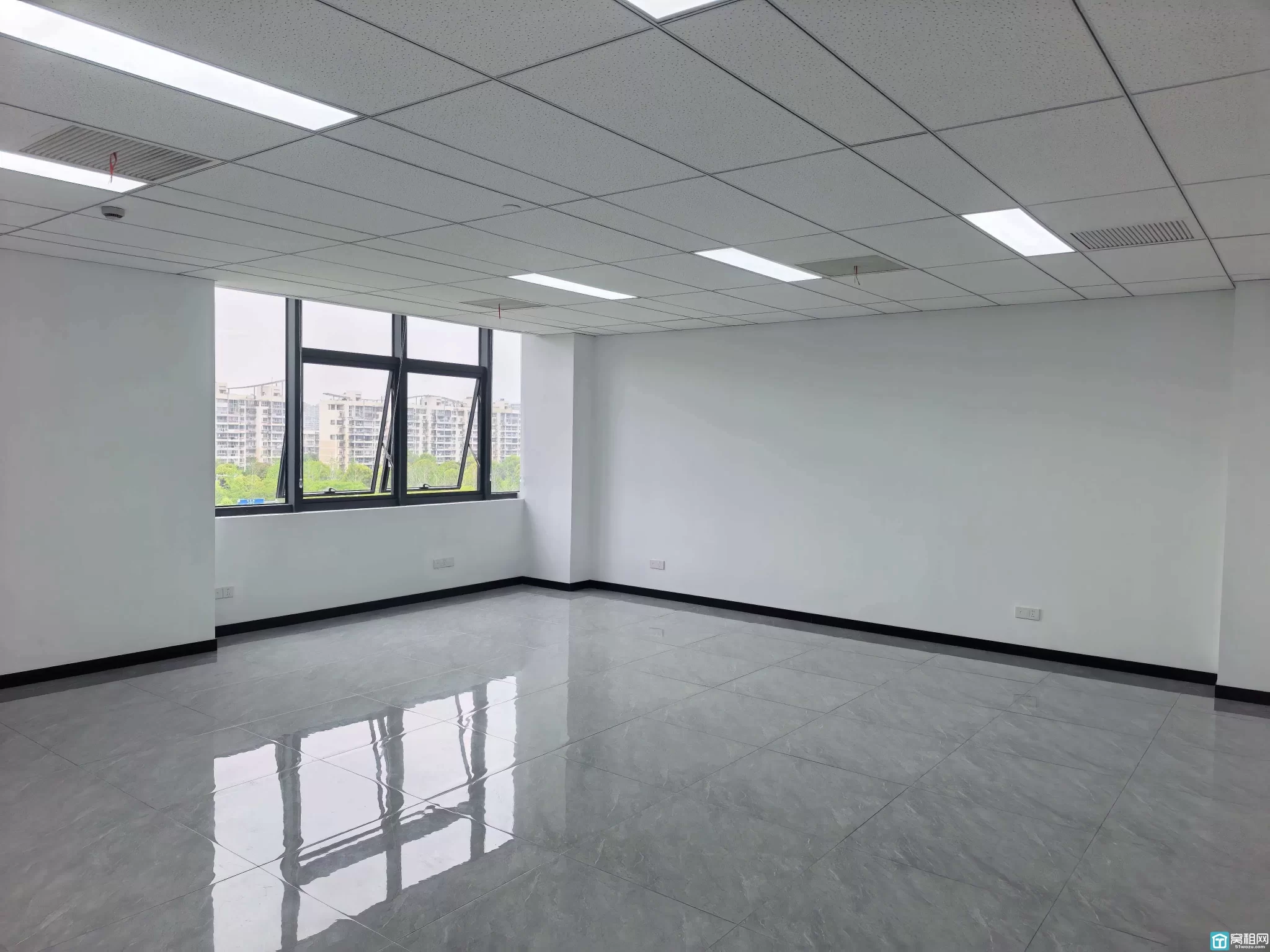 宁波镇海区萌恒大厦北楼面积112平 朝西办公室出租可定制隔间