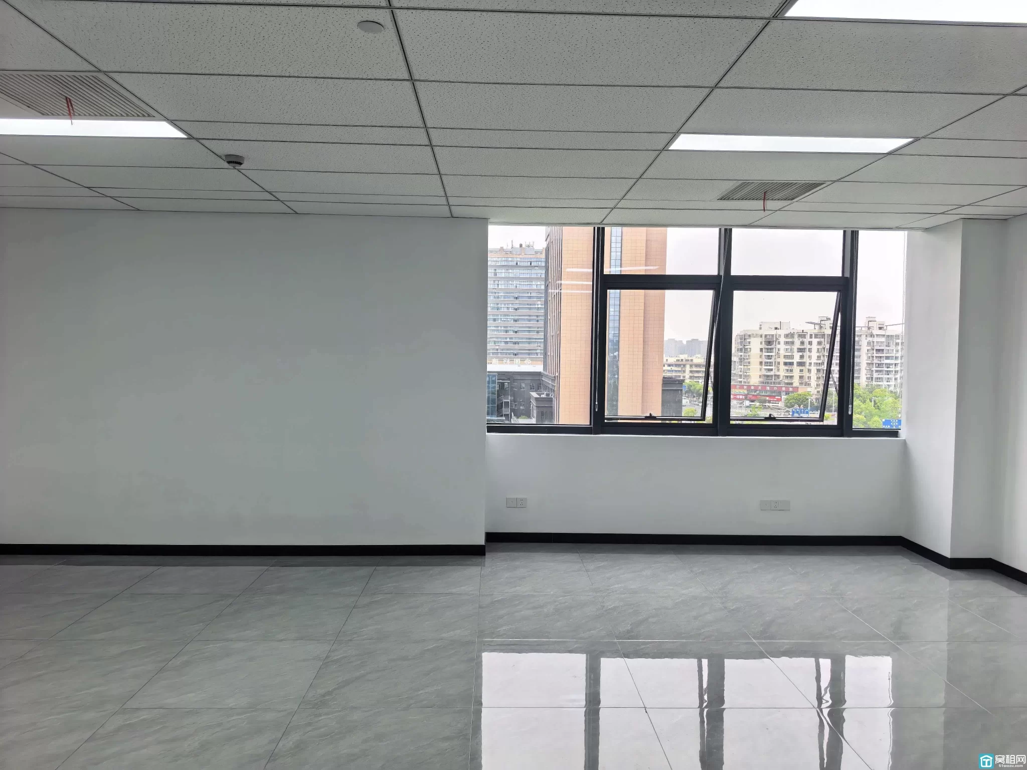 宁波镇海区萌恒大厦北楼面积112平 朝西办公室出租可定制隔间