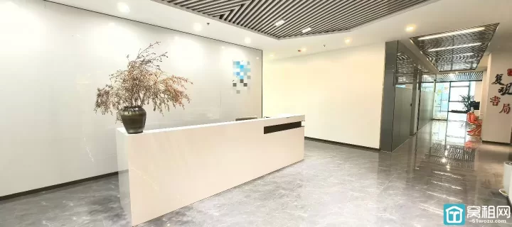 宁波火车站北广场对面星悦中心 面积：900平 物业费5.5元/月/平