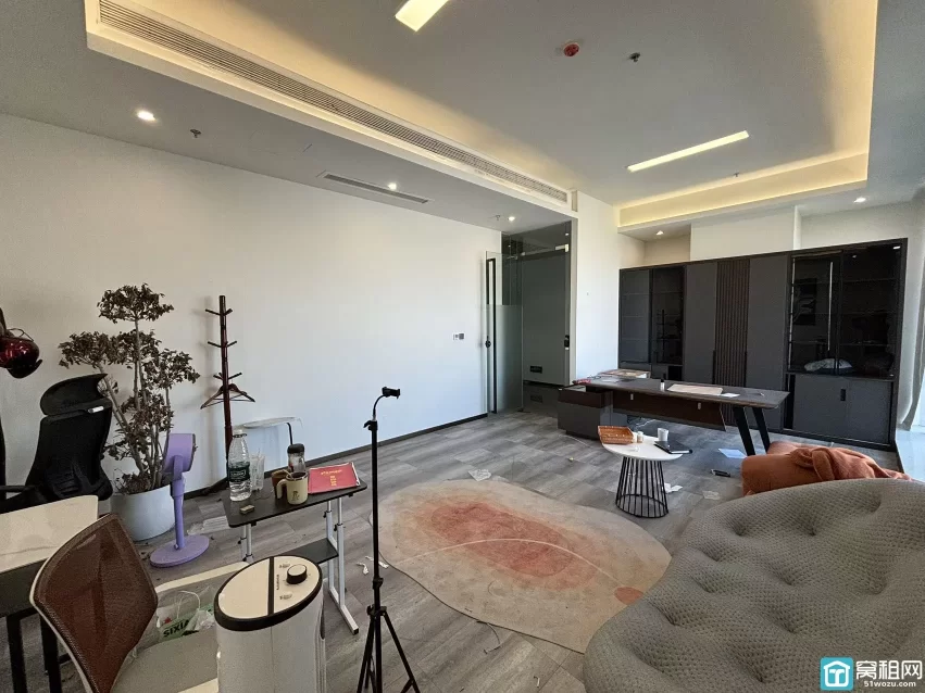 宁波火车站北广场对面星悦中心 面积：900平 物业费5.5元/月/平