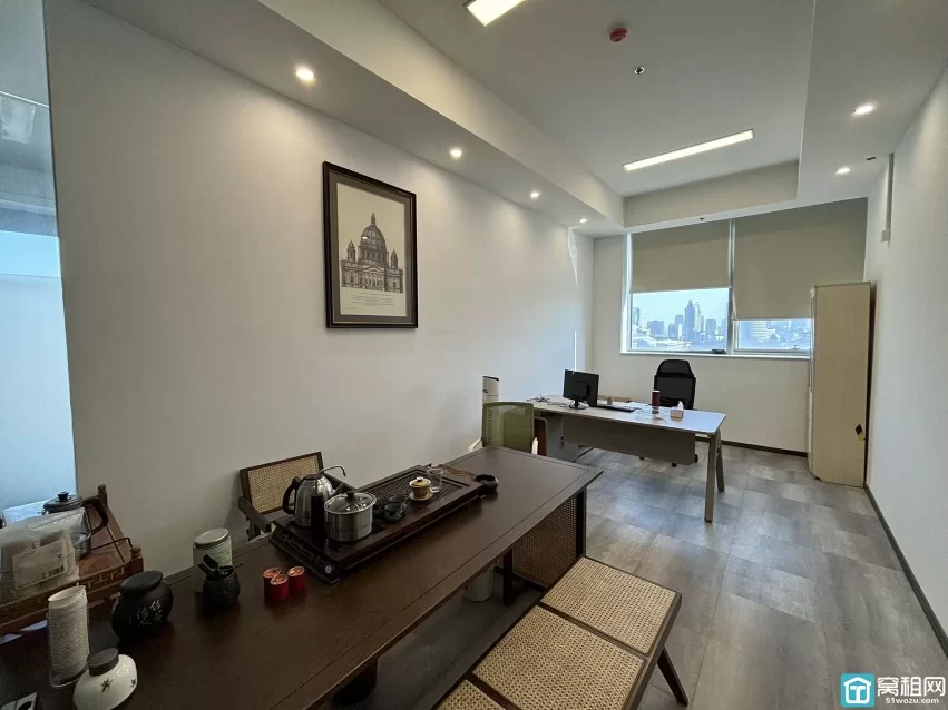 宁波火车站北广场对面星悦中心 面积：900平 物业费5.5元/月/平