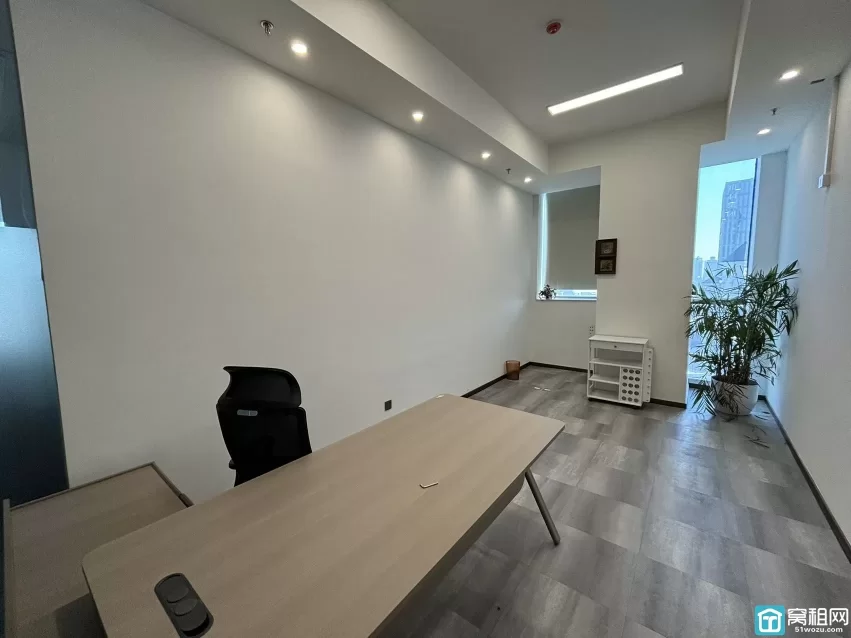 宁波火车站北广场对面星悦中心 面积：900平 物业费5.5元/月/平