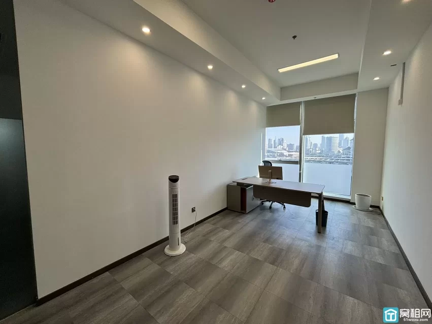 宁波火车站北广场对面星悦中心 面积：900平 物业费5.5元/月/平