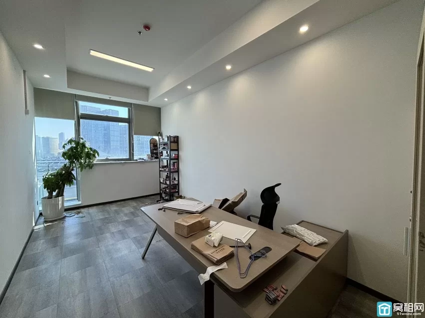 宁波火车站北广场对面星悦中心 面积：900平 物业费5.5元/月/平