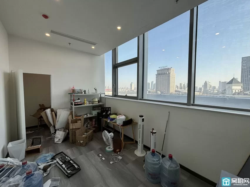 宁波火车站北广场对面星悦中心 面积：900平 物业费5.5元/月/平