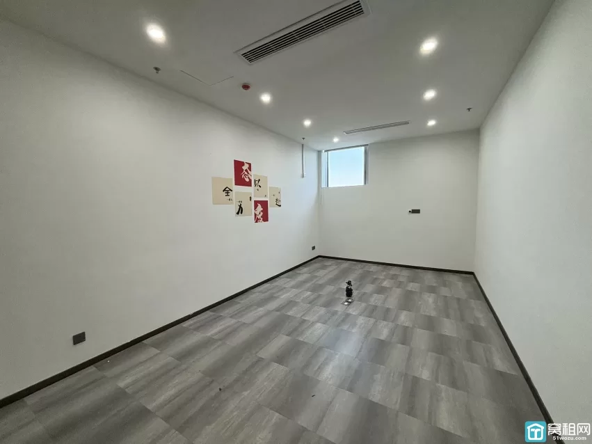 宁波火车站北广场对面星悦中心 面积：900平 物业费5.5元/月/平