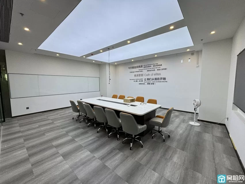 宁波火车站北广场对面星悦中心 面积：900平 物业费5.5元/月/平