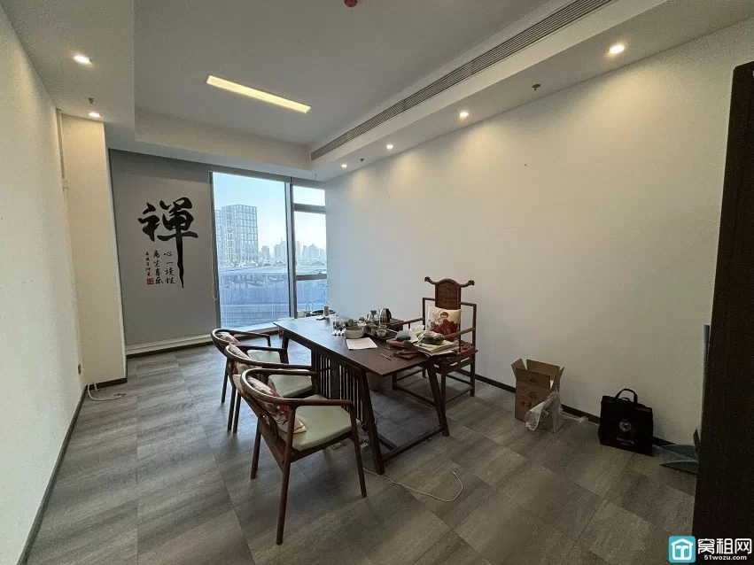 宁波火车站北广场对面星悦中心 面积：900平 物业费5.5元/月/平