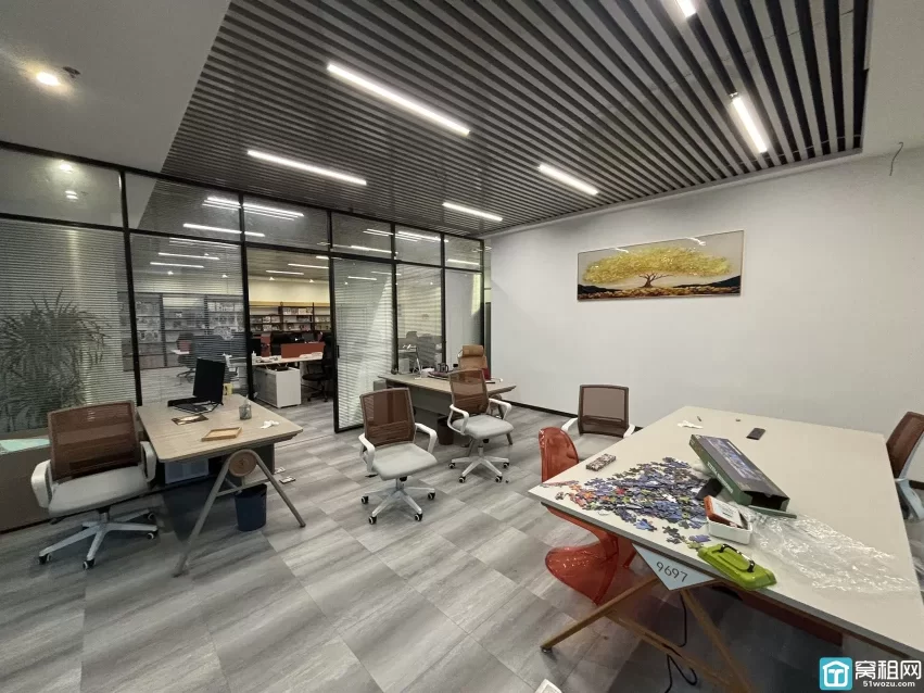 宁波火车站北广场对面星悦中心 面积：900平 物业费5.5元/月/平