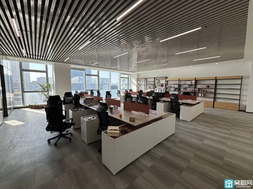 宁波火车站北广场对面星悦中心 面积：900平 物业费5.5元/月/平