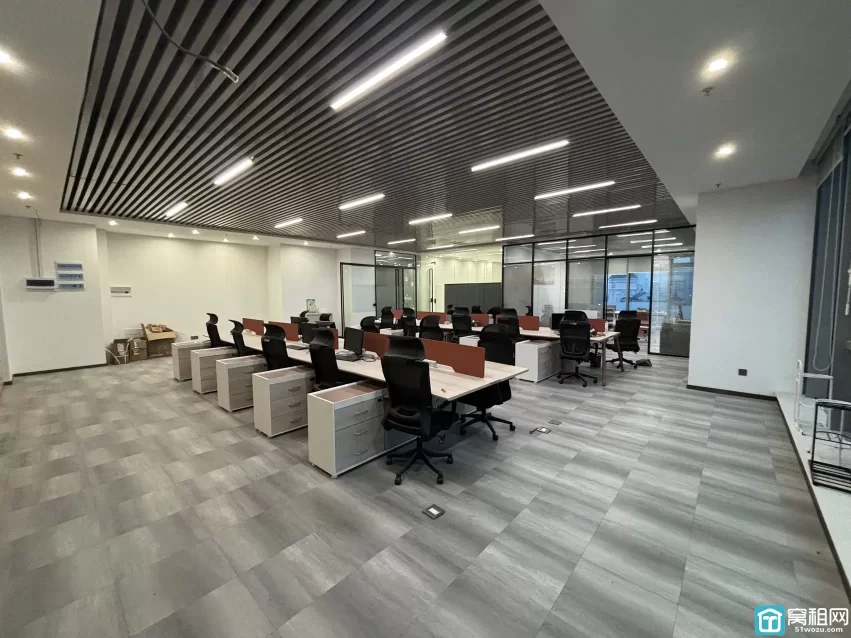 宁波火车站北广场对面星悦中心 面积：900平 物业费5.5元/月/平