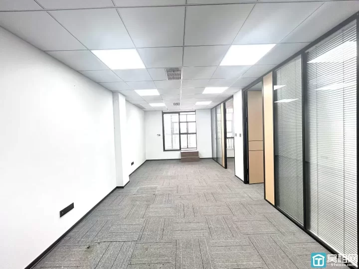 宁波海曙区机场路高架附近富港电商城精装134平，精装修两隔间，独立空调，阳台已包