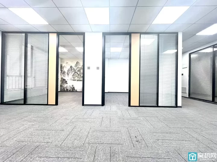 宁波海曙区机场路高架附近富港电商城精装134平，精装修两隔间，独立空调，阳台已包