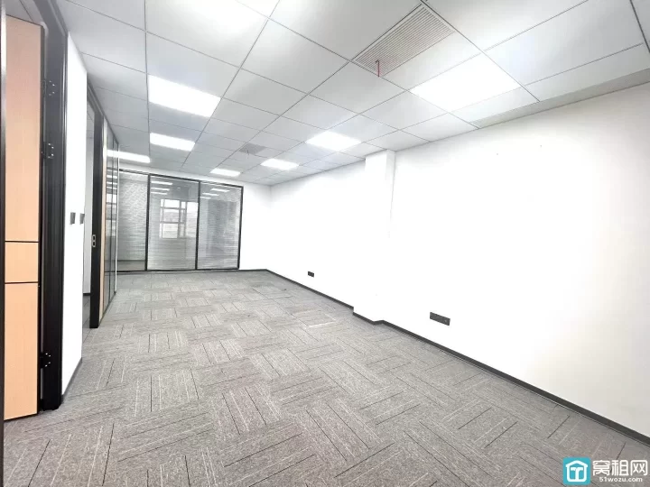 宁波海曙区机场路高架附近富港电商城精装134平，精装修两隔间，独立空调，阳台已包