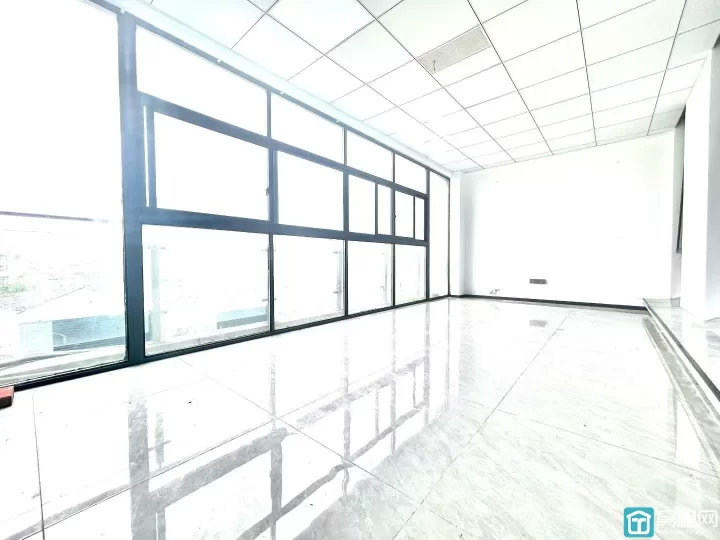 宁波海曙区机场路高架附近富港电商城精装134平，精装修两隔间，独立空调，阳台已包