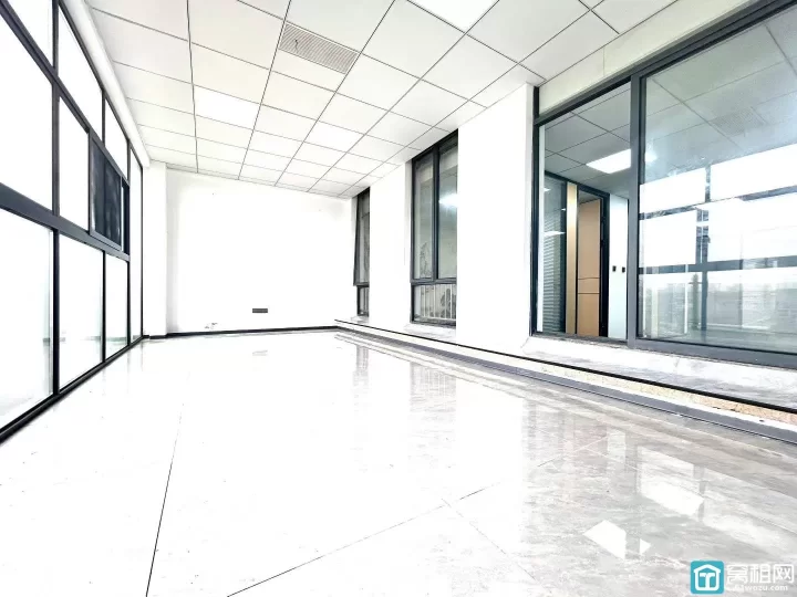 宁波海曙区机场路高架附近富港电商城精装134平，精装修两隔间，独立空调，阳台已包