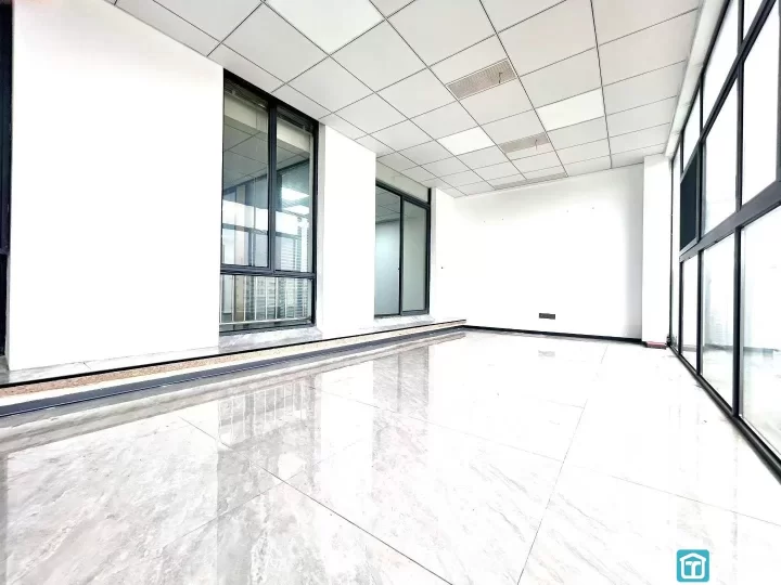 宁波海曙区机场路高架附近富港电商城精装134平，精装修两隔间，独立空调，阳台已包