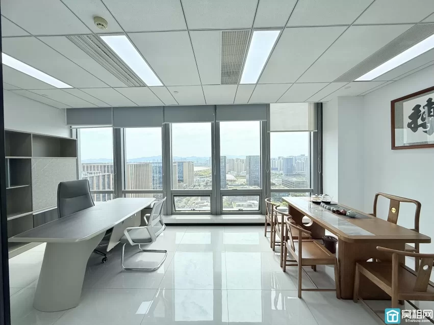 宁波智慧园 面积：185平 价格：9000元/月 朝向：东南三个隔间