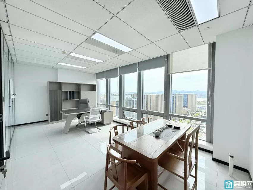 宁波智慧园 面积：185平 价格：9000元/月 朝向：东南三个隔间