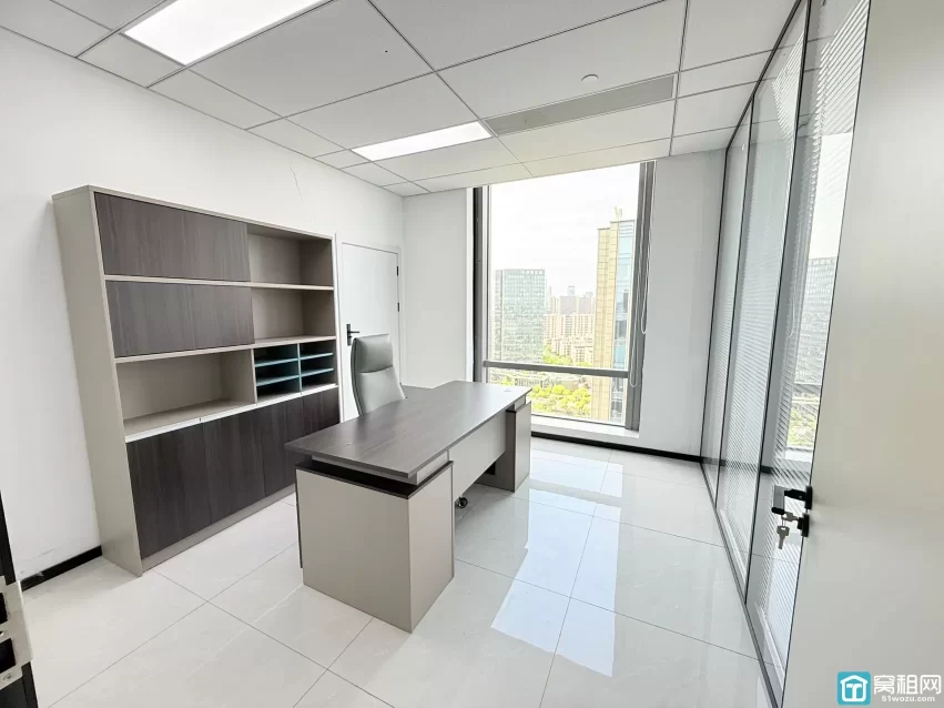 宁波智慧园 面积：185平 价格：9000元/月 朝向：东南三个隔间